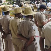 police arrests a bjp cadre who came to Munawar Faruqui show in police uniform
