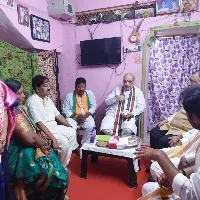 amit shah takes tea in dalith cadre in secunderabad