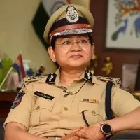 ips officer swati lakra praises a candidate who prepares for Police Constable examinations at railway station