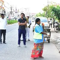 పారిశుధ్య నిర్వహణ మరియు డ్రెయిన్లలో మురుగునీటి పారుదల విధానం పరిశీలన: వీఎంసీ కమిషనర్