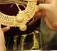 Gold price hits over 3 week low on strong dollar expected to remain weak