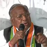 v hanumantha rao proposes priyanka gandhi to contest from medak