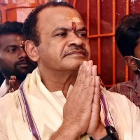 Komatireddy Venkat Reddy skips Munugode bypoll meeting with Priyanka Gandhi