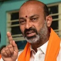 Cops serve notice to stop Bandi Sanjay’s Praja Sangrama Yatra