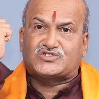 Will chop your hands off if you touch Savarkars posters in Karnataka