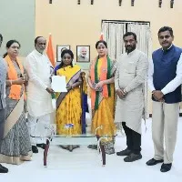 bjp team met ts governor and urges to security to bandi sanjay yatra