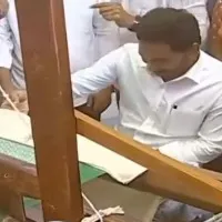 CM Jagan weaves handloom in YSR Nethanna Nestam program