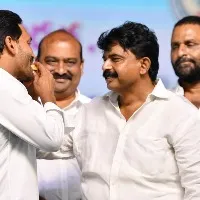 ex ministers perni nani and kodali nani spotted with cm ys jagan on pedana dais