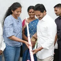 pv sindhi and hockey player rajani met ap cm ys jagan