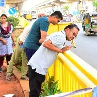 15వ డివిజన్ నందలి పలు వీధులలో పారిశుధ్య పనుల పరిశీలించిన వీఎంసీ కమిషనర్