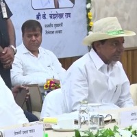 Patna: CM KCR distributes cheques to kin of Galwan martyrs, Bihari workers 