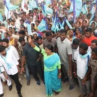 ys sharmila continues her speech in rain