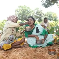 ys sjharmila takes mealwith agricultural labour
