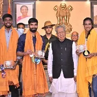 AP Governor felicitates Telugu sports persons