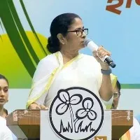 Mamata Banerjee fires on Center