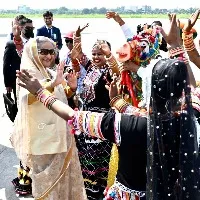 bngladesh pm Sheikh Hasina dance with traditional folk artists during her visit in Rajasthan