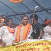 Hyd: TRS leader snatches mike, obstructs Assam CM from addressing public