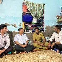 delhi cm arvind kejriwal dines in ahmedabad auto drivers home
