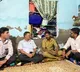 delhi cm arvind kejriwal dines in ahmedabad auto drivers home