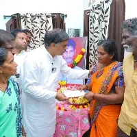 janasena handed over insurence cheque to party member family
