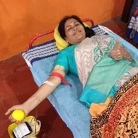 union minister Shobha Karandlaje donates blood on modi birth day