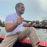 rahul gandhi participated snake boat race in kerala