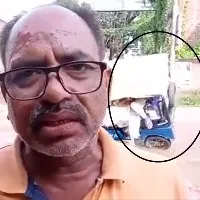 Man rants about poor roads on camera e rickshaw overturns behind him