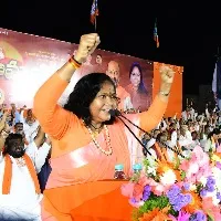 Niranjan Jyoti fires on kcr government in telangana