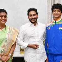 ap cm ys jagan announce 10 lack rupees to karate player karthij reddy