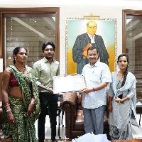 delhi cm arvind kejriwal offers lunch for a gujarati safai karmikin his gouse