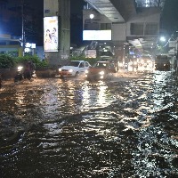 Heavy rains lashes Hyderabad, roads waterlogged