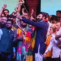 prabhas participates ravan dahan at ramleela maiden in delhi