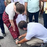 Rahul Gandhi wears shoes on his mother sonia gandhi feet