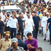 rahul gandhi runs with siddaramaiah in jodo yatra