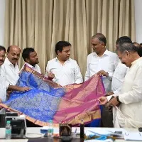 sircilla handloom worker makes a silk saree with 27 scents