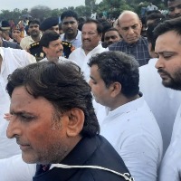 Surge of emotions as Mulayam's mortal remains consigned to flames