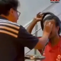 Man greets zomato delivery boy with aarti