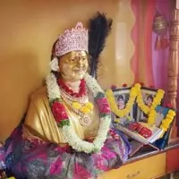 Man made his daughter statue and worships her