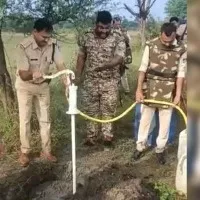 handpump gives illegal liquor in Madyapradesh watch video