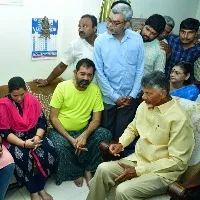 chandrababu visits darapaneni narendra home in guntur