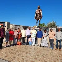తెలుగు సినీ దర్శకులు కె. రాఘవేంద్రరావు, అశ్వనీదత్ లు డాలస్ లో బాపూజీ కి ఘన నివాళి