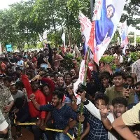 janasena cadre attack on ysrcp leaders carsin vizag