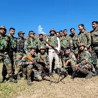 Vijay Devarakonda visit Uri sector and met Indian soldiers