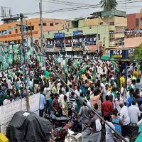 Padayatra: Water bottles hurled towards Amaravati farmers at Rajahmundry