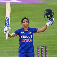 India captain Harmanpreet Kaur withdraws from WBBL due to back injury