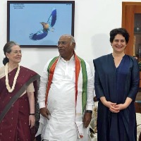 Sonia visits Kharge, congratulates him on winning Cong prez poll