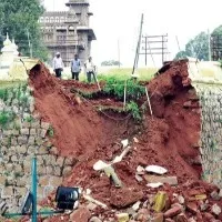 mysore palace compound wall collapsed due to rains