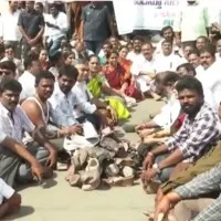 ysrcp mla bhumana karunakar reddy stage a new agitation in tirupati over pawan kalyan copmments