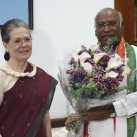 sonia gandhi congratulates mallikarjun kharge