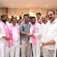 Swamy Goud, Dasoju Sravan join TRS; KTR hints at more leaders follow suit